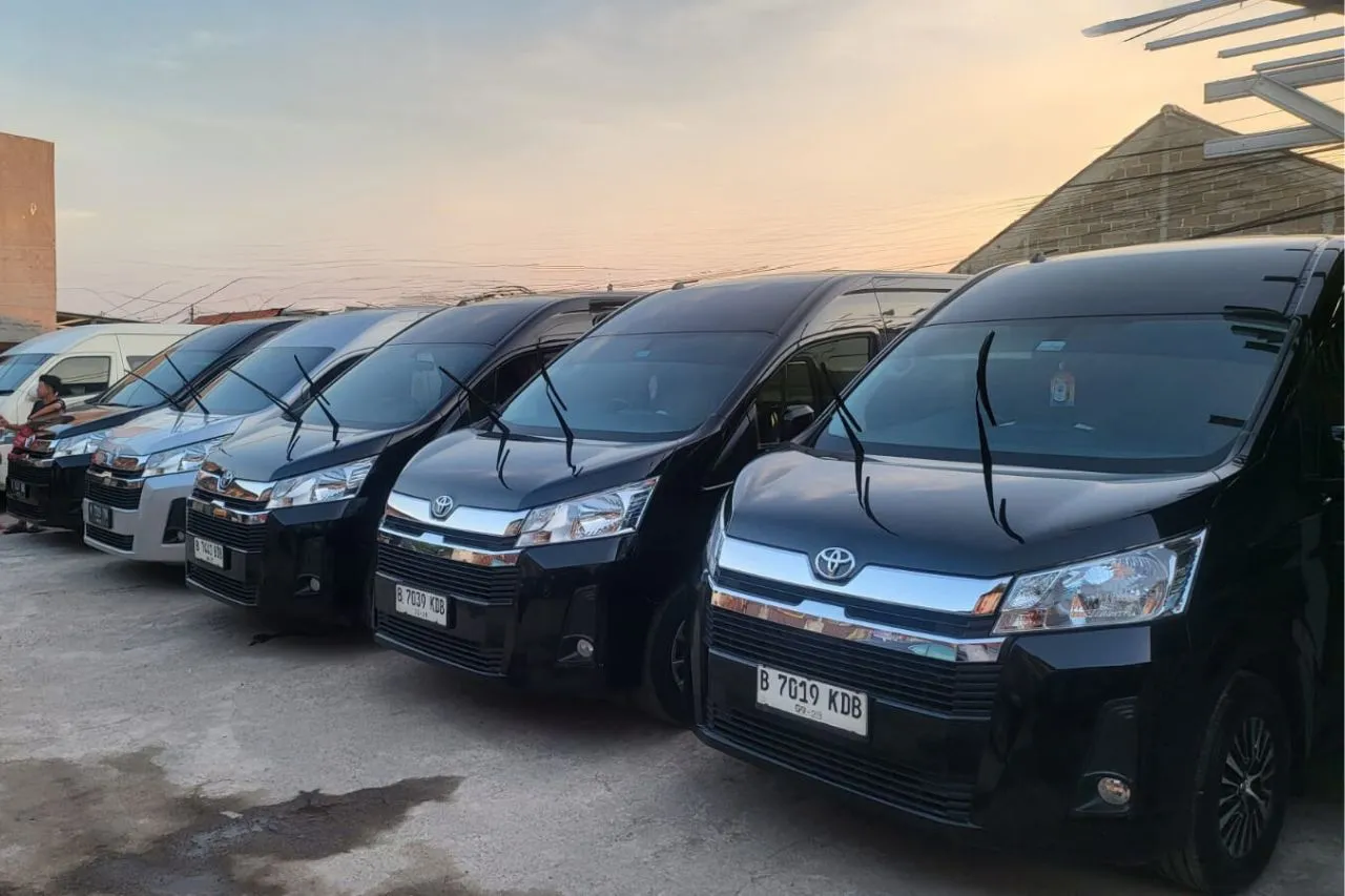 sewa hiace premio hitam